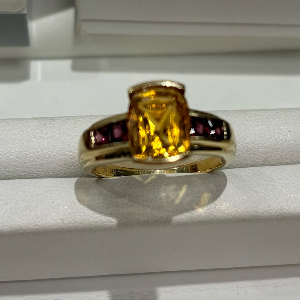 10KT yellow gold setting size 8.25 with Citrine center stone and garnet sides